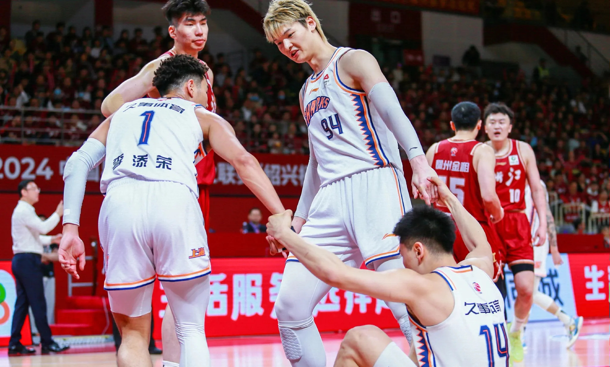 关于重磅！转会期广东宏远调整名单以备荷甲冲刺阶段上海海港调整名单以备CBA季后赛，字母哥与70激战DWG分钟的信息