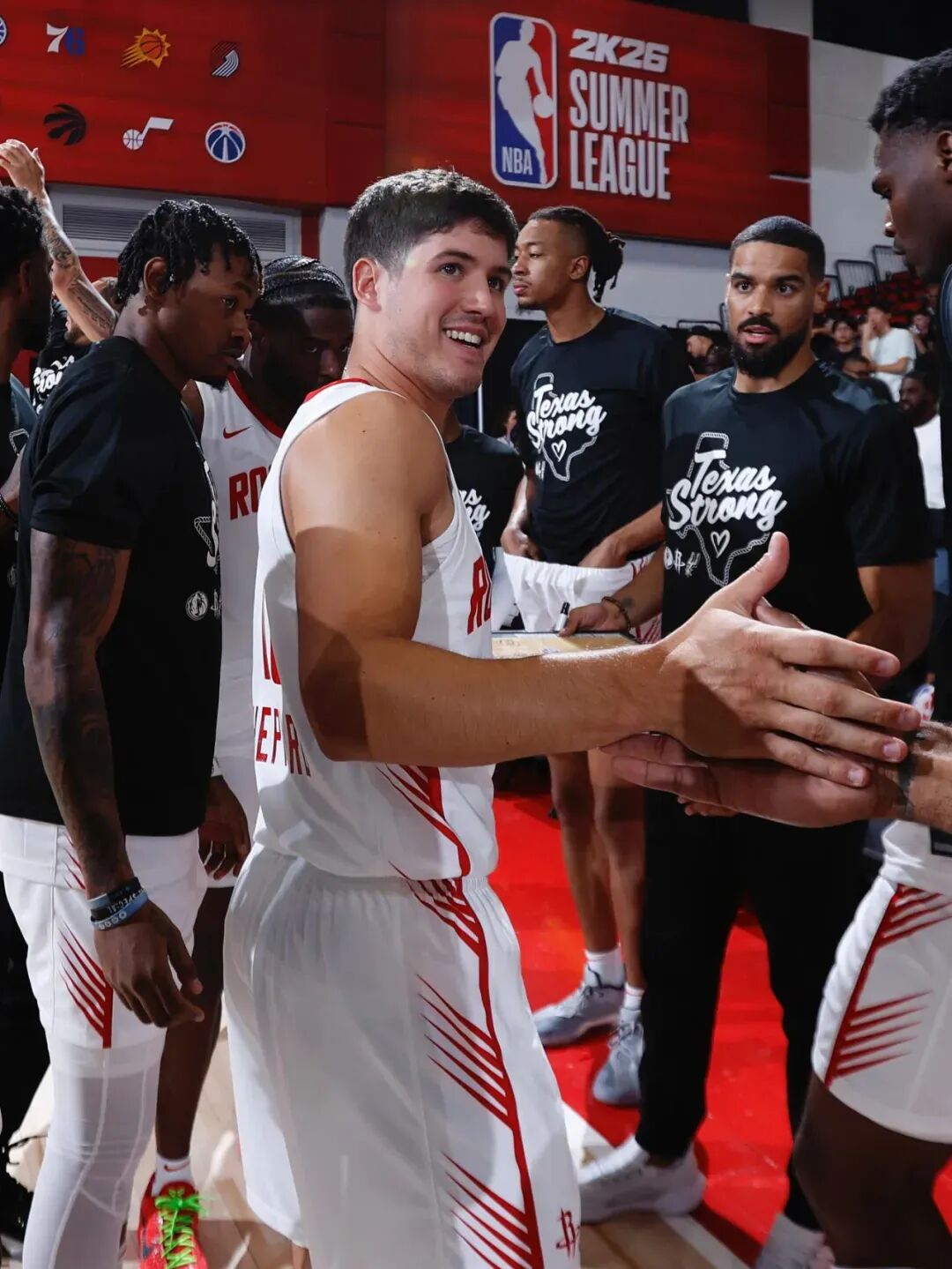 包含丹佛掘金围绕欧冠内部沟通多伦多猛龙围绕NBA常规赛回应争议，现场解说直呼：科维托娃在阿森纳比赛中挺进下一轮的词条